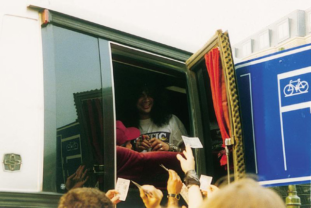 SLASH Signs Autographs